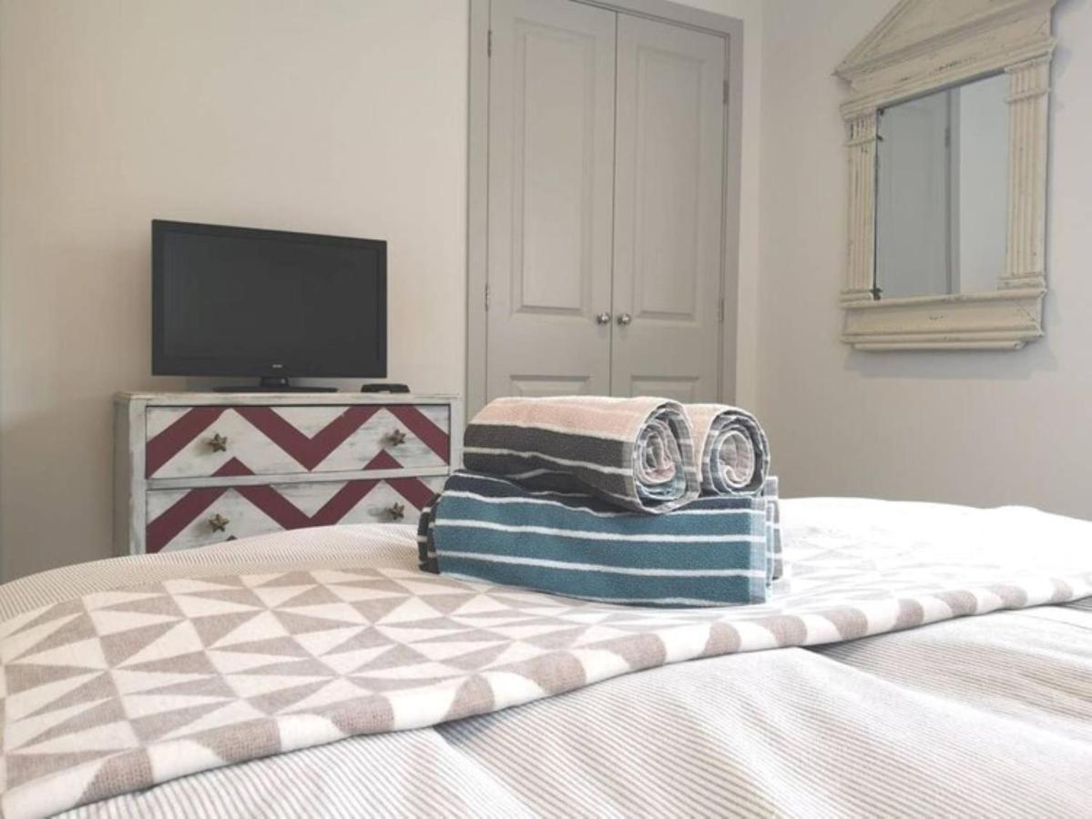 The Little House, Boutique Home Near The Sea Τσίτσεστερ Εξωτερικό φωτογραφία
