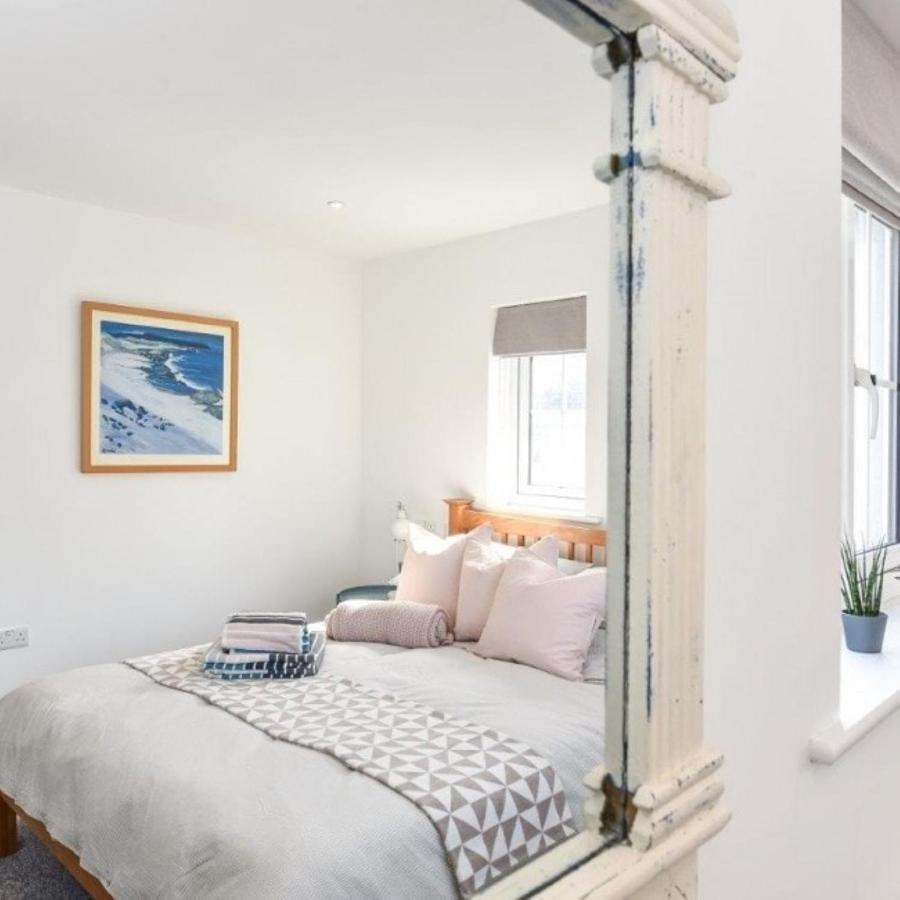 The Little House, Boutique Home Near The Sea Τσίτσεστερ Εξωτερικό φωτογραφία